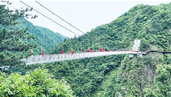 翌日,前往的是俗称小九寨沟的太湖源玻璃栈道,玻璃吊桥53层楼高,照