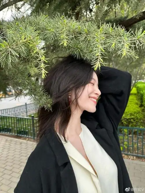 倪妮晒春日随拍心情片刻小憩 手挽长发笑靥如花