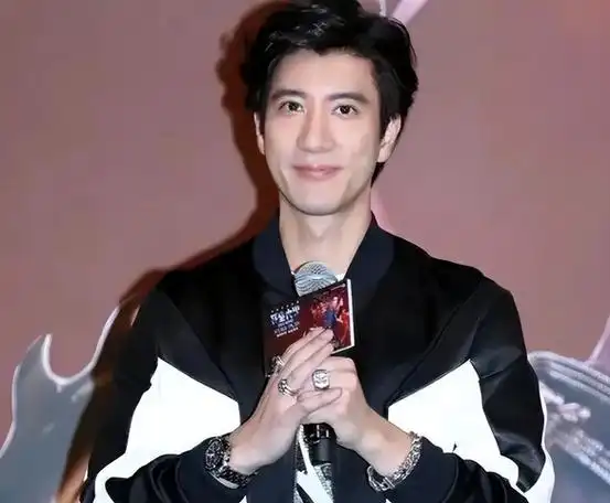 "王力宏复出演唱会后带父母三亚游,亲情与美景共存"_海南岛_带着_一