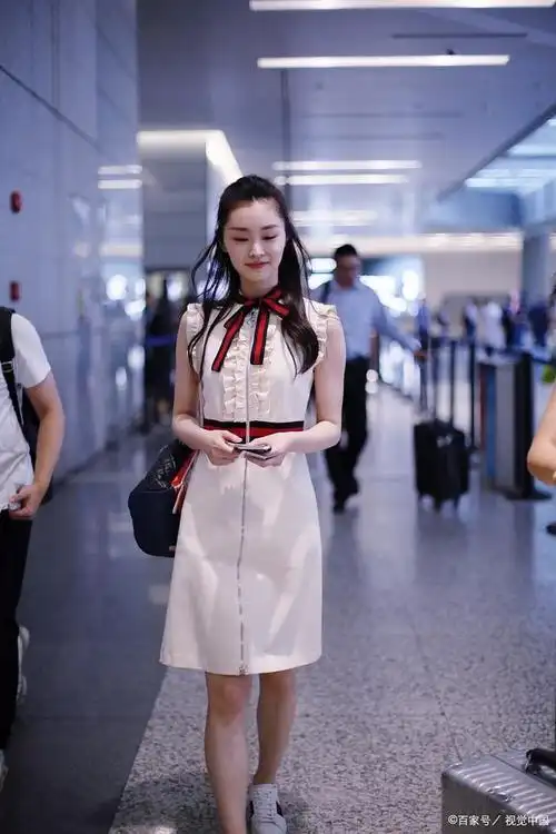 宋轶也太甜了吧,穿米白色针织裙优雅大方,半扎发更是减龄