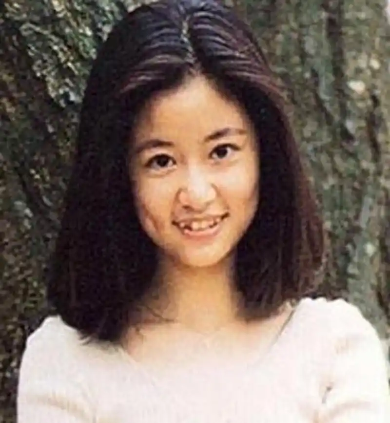 林心如早期牙齿也不好看,矫正之后美太多了,也可以肆无忌惮的笑