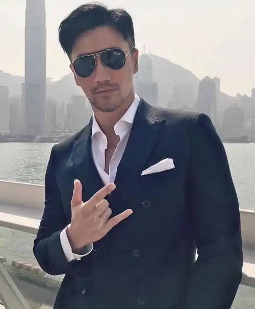 52岁大叔像20岁还同时拥有吴彦祖的脸和彭于晏的身材