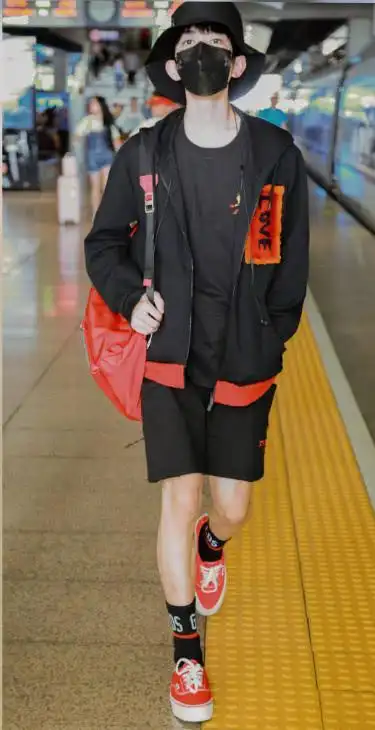 易烊千玺黑袜子搭配红色帆布鞋潮范十足网友这腿也太细了吧