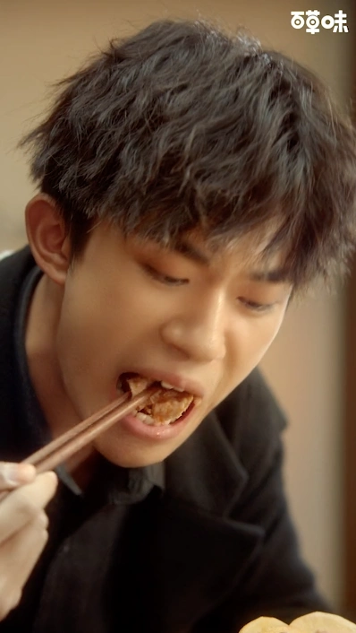 百草味易烊千玺中国味演吃会上演6支古风小剧场