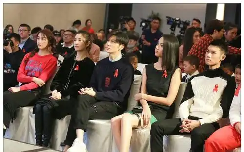 当关晓彤和张梓琳同框,网友:终于见识到真正的绝世美腿长啥样了