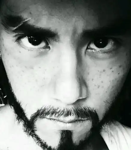 彭于晏自毁形象 满脸络腮胡"偶像包袱碎一地"