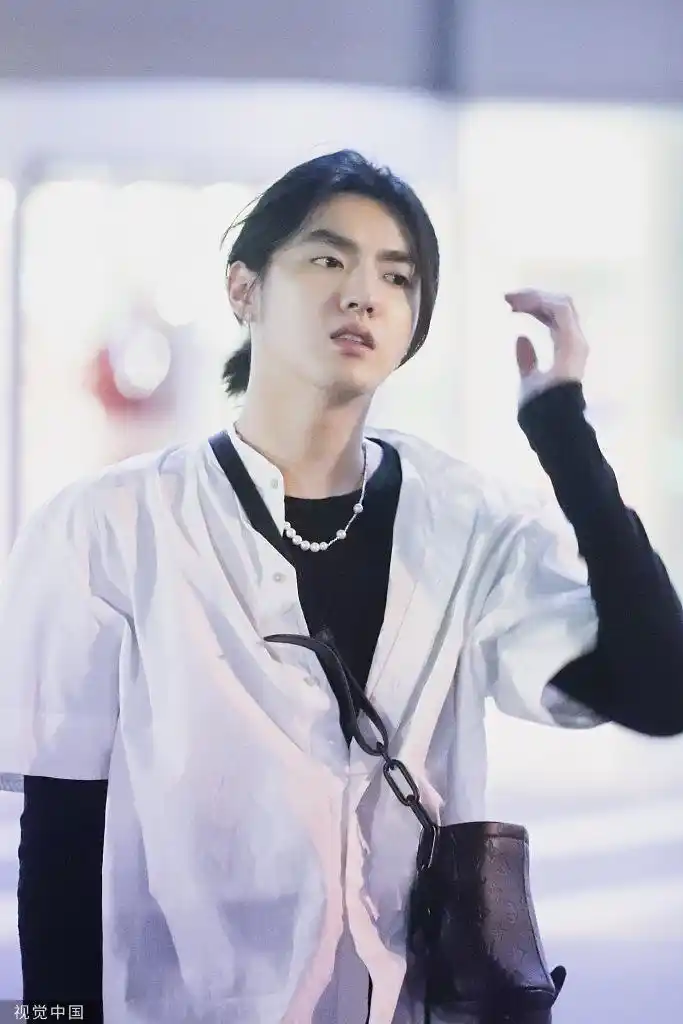 吴亦凡一身潮范现身机场 小长发扎辫帅颜似撕漫男