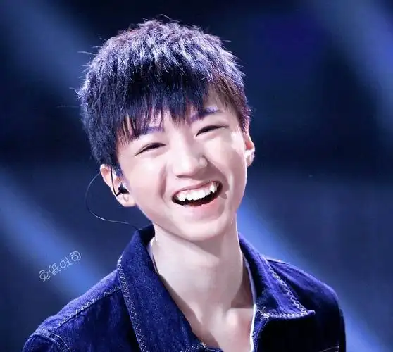 王俊凯分享200512王俊凯笑成叉烧包虎牙少年笑容超治愈