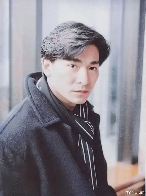 60岁刘德华成"顶流"收割机,肖战王一博沦陷,李易峰追着合照