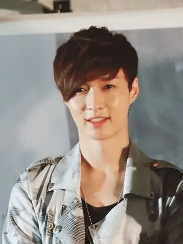 张艺兴韩式纹理烫发型图片