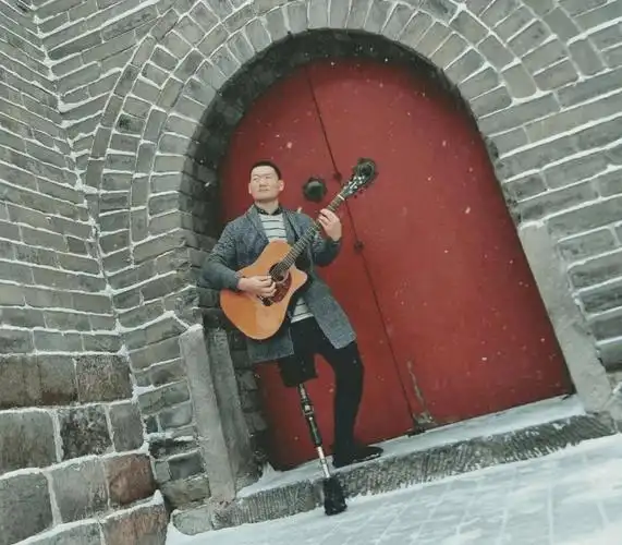 比起适用范围较小的拐杖与行动不便的轮椅,假肢成为了大多数截肢者的