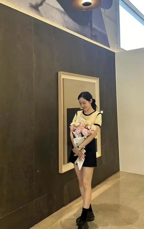 看上去有着冻龄美貌依然皮肤白皙,身姿窈窕出现在公众视野的成宥利