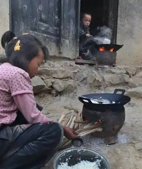 农村偏远山区的孩子,五六岁租房寄宿,洗衣做饭照顾自己