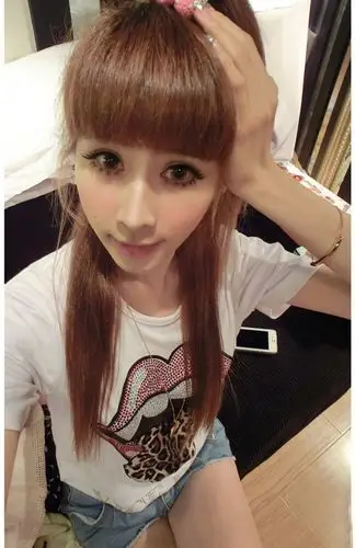 非主流搞怪女生qq透明皮肤素材:爱变得那么忧伤-七七空间-www.qqkj.cn