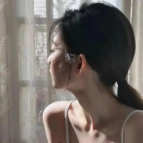 侧脸女生头像