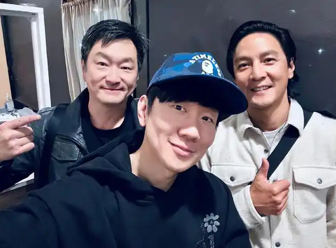 48岁吴彦祖近况曝光脑门反光皱纹明显打扮朴素合影似路人