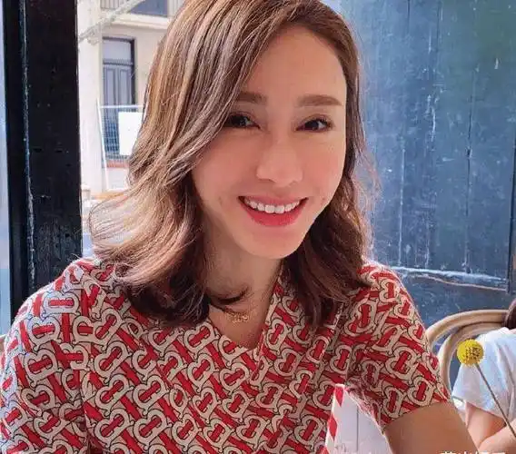 48岁黎姿晒出游近照,皮肤白里透红十分细腻,依旧活力满满_状态_游艇