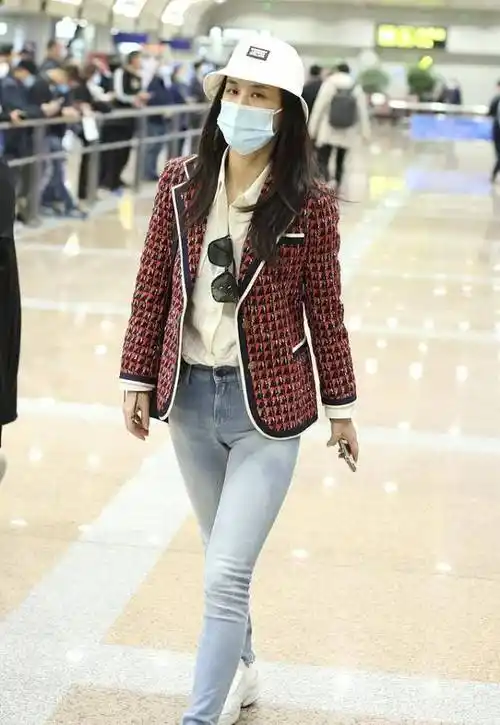 黄圣依一看就是生活幸福的样子,机场凹造型好自信,牛奶肌太晃眼