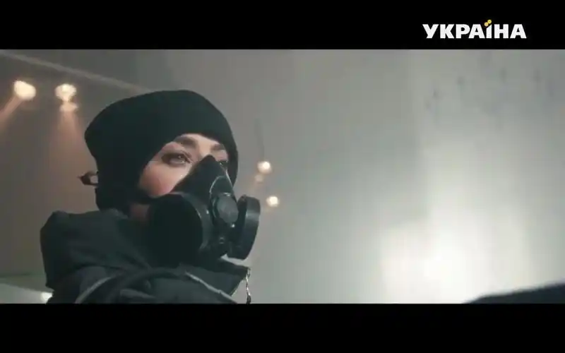 防毒面具女劫匪