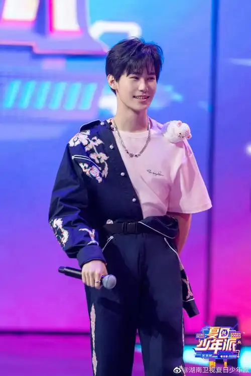 全能偶像张真源燃爆全场吉他手音域宽广音色魔王舞蹈力量十足表情管理