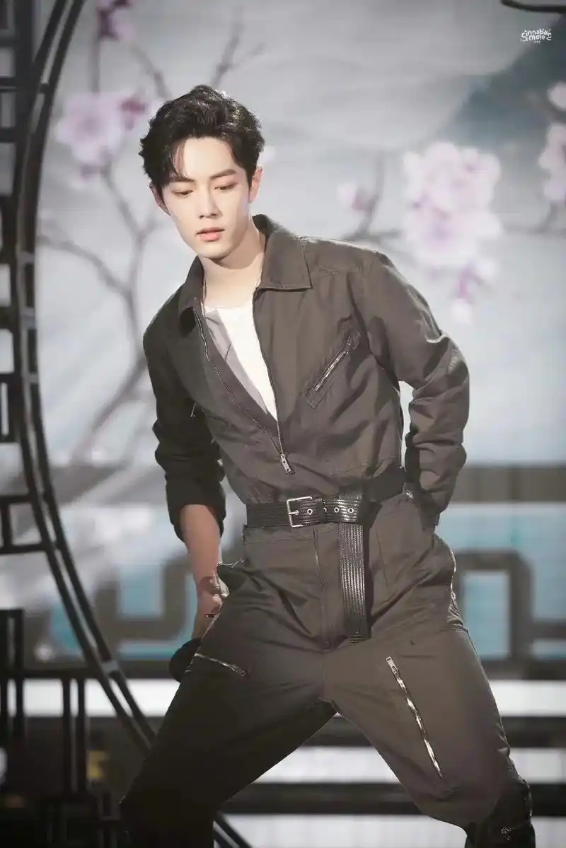 穿工装连体裤真的好帅啊#肖战 #行走荷尔蒙 - 抖音