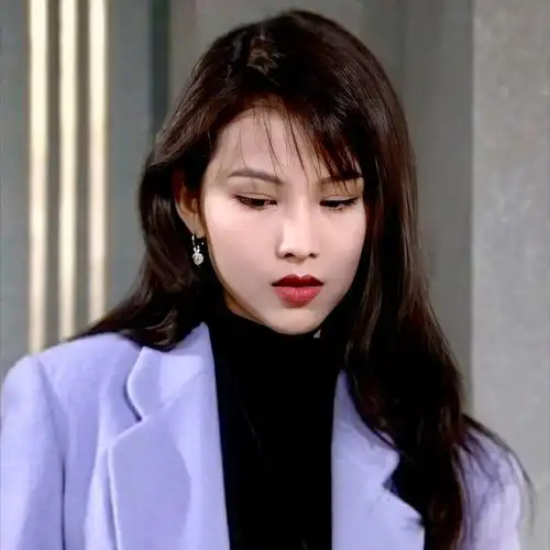 蔡少芬她最早是在1991年时,以17岁之龄一举拿下港姐季军,从而正式出道