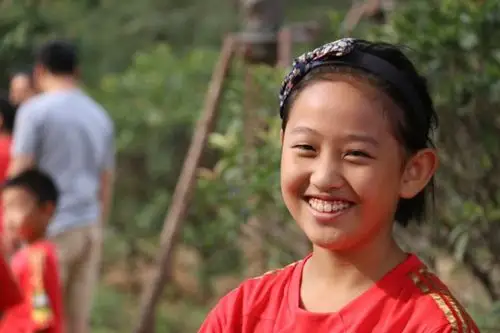 是那种发自内心高兴的笑容!