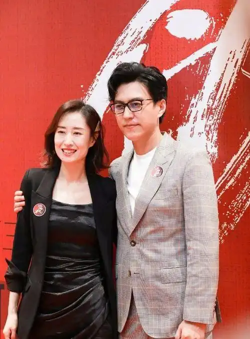 当晚,靳东在社交平台上发布了与刘敏涛的合照,称:"六年后,阔别六年的