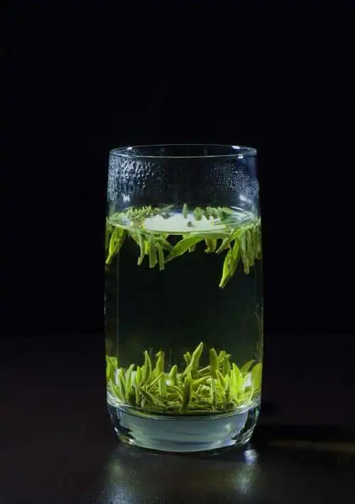 心情不好的时候 泡一杯茶 闻着淡淡的茶香 闭上眼 啄一口