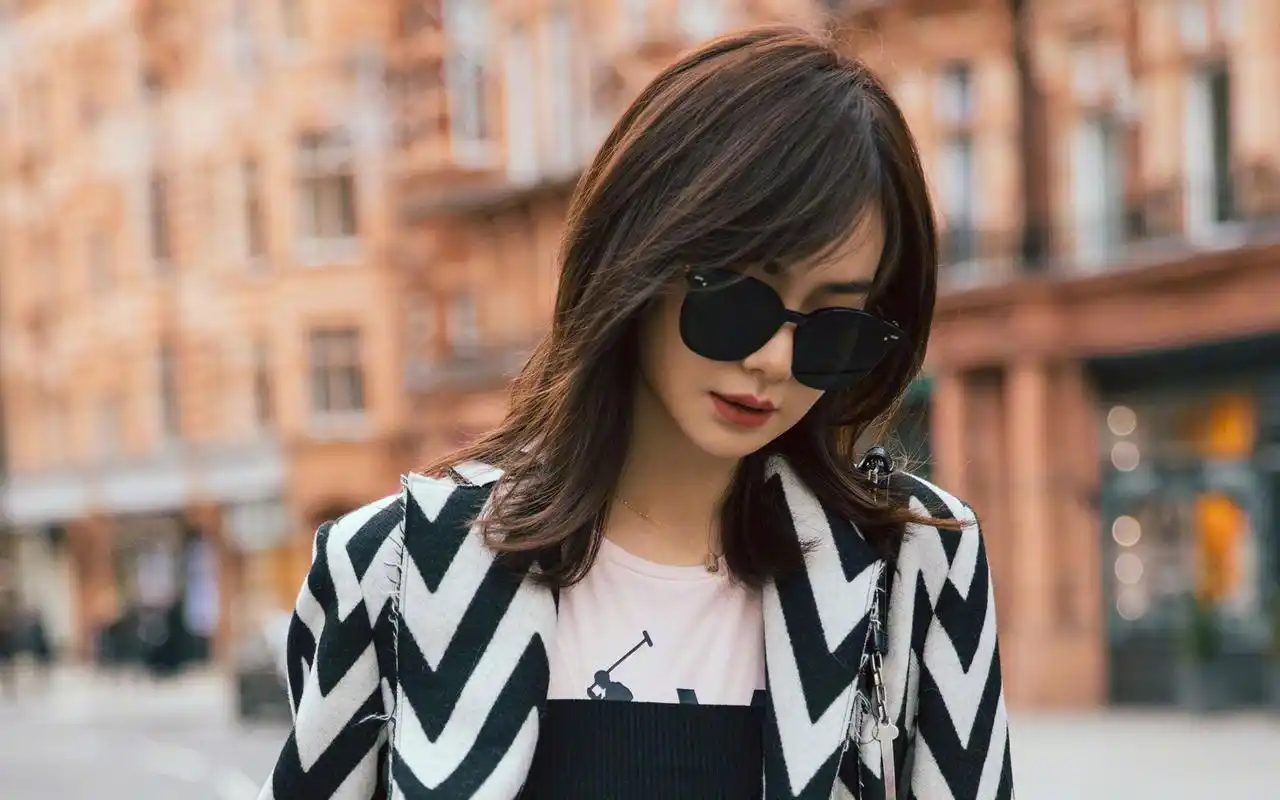 戚薇性感街拍高清桌面壁纸