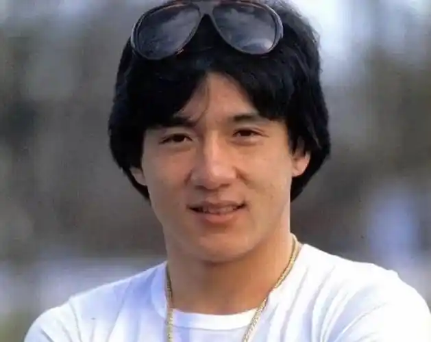 1971年,17岁的成龙学艺期满,开始以武师身份进入电影圈.