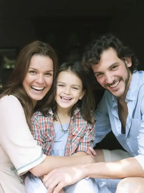 一家三口微笑形象