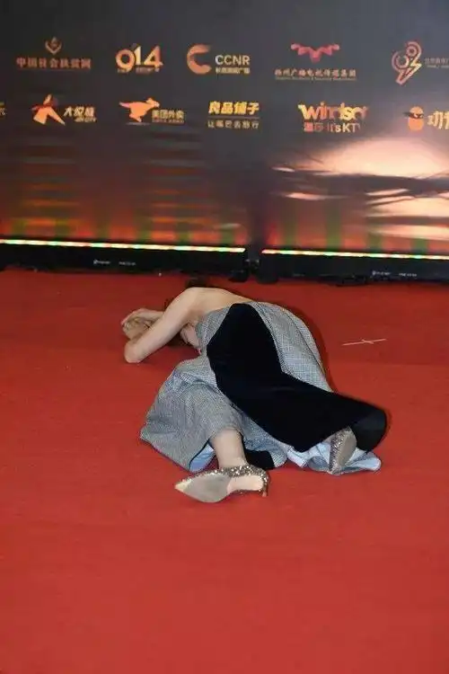 薛之谦被强吻,女明星晕倒,花椒直播节的红毯有毒