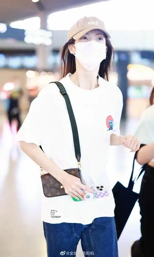 金晨今日机场look更新简约白t牛仔裤搭配小白鞋