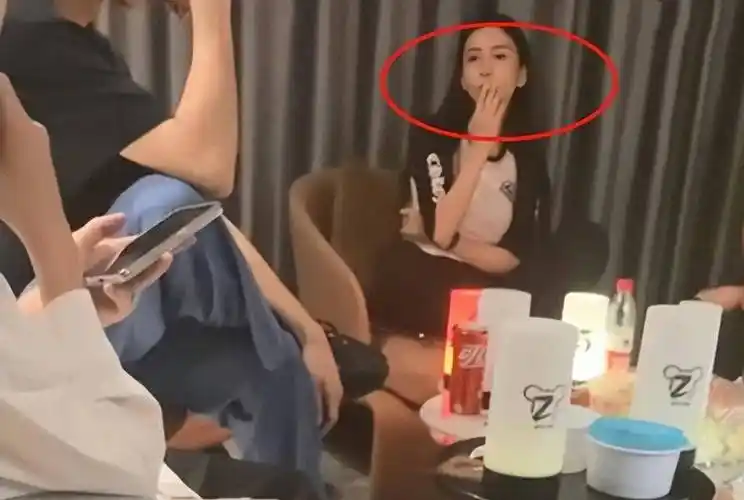 angelababy抽烟画面疯传,网友:一看就是老手_照片_姬时_微博