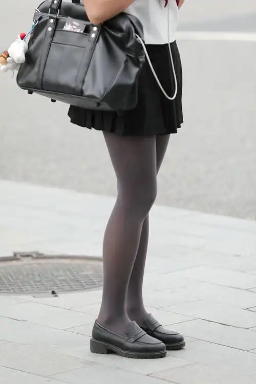 高中生在学校穿校服裤子配丝袜是什么体验