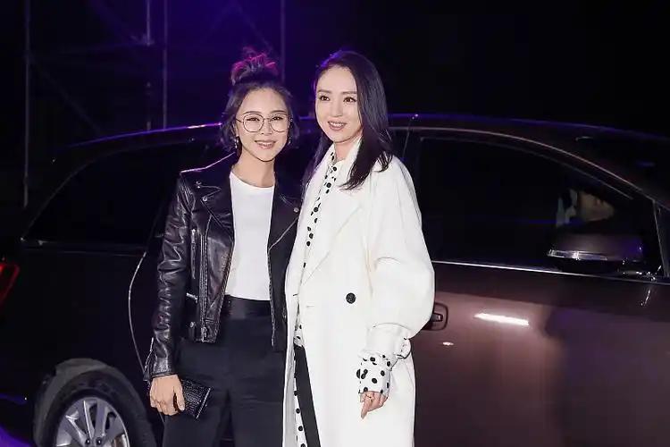 董璇和关悦虽然都年过40可穿搭却丝毫不输年轻人黑白配太霸气