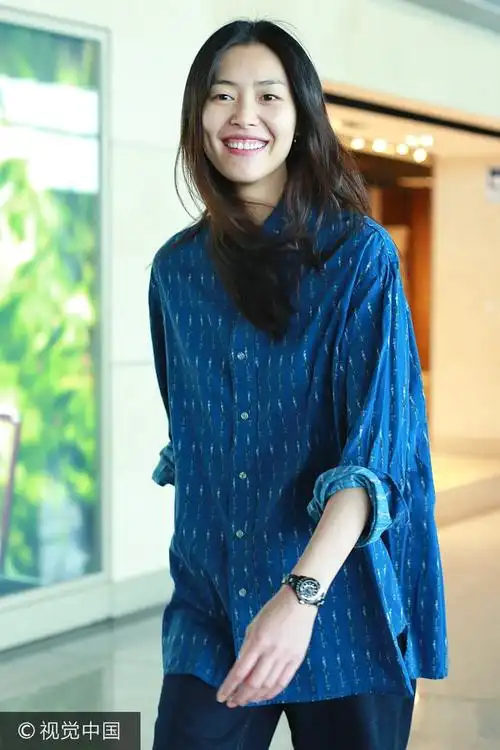 "大表姐"刘雯穿"粗布蓝衫"依然美出超模范 下巴冒痘晒素颜捂嘴大笑