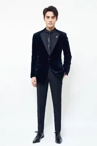 王凯这一身很接地气,值得借鉴!_西装