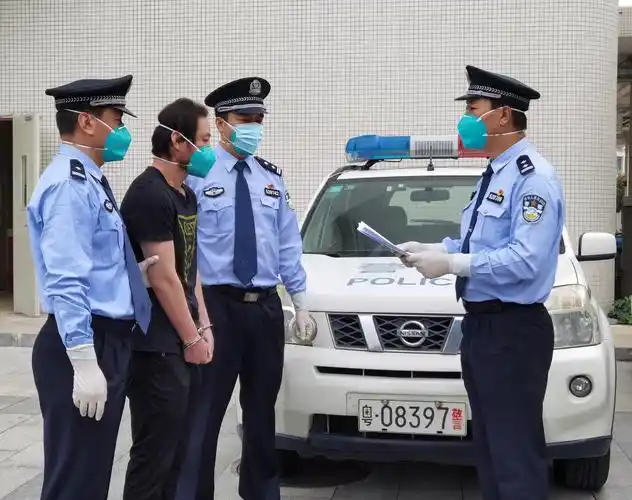 特大象牙走私案犯罪嫌疑人胡某强被执行逮捕 张海龙摄.jpg