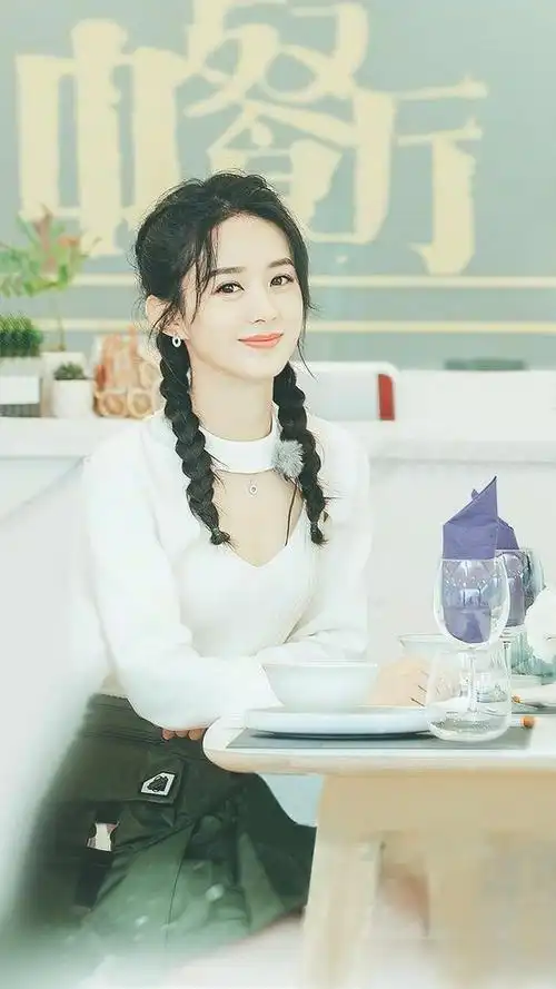 赵丽颖中餐厅路透造型盘点难以想象这是当了妈的人好年轻