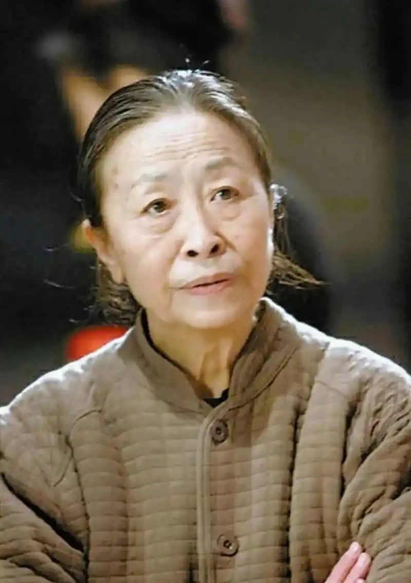 她是国人心中的"平民母亲" 更是老一辈演员中 德艺双馨的代表