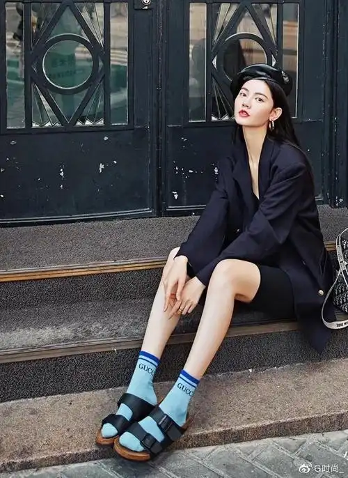 今年夏天又火了一种穿法凉鞋袜子时髦又凉爽小个子也合适