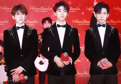 tfboys三人同框,见证自己的蜡像揭幕式,你觉得哪个最像呢?