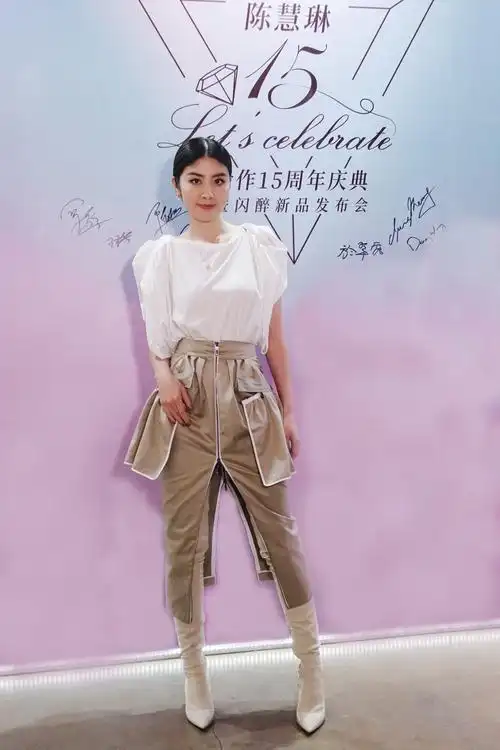 陈慧琳穿紧身拉链裙大秀好身材 好口碑代言15年被赞福星