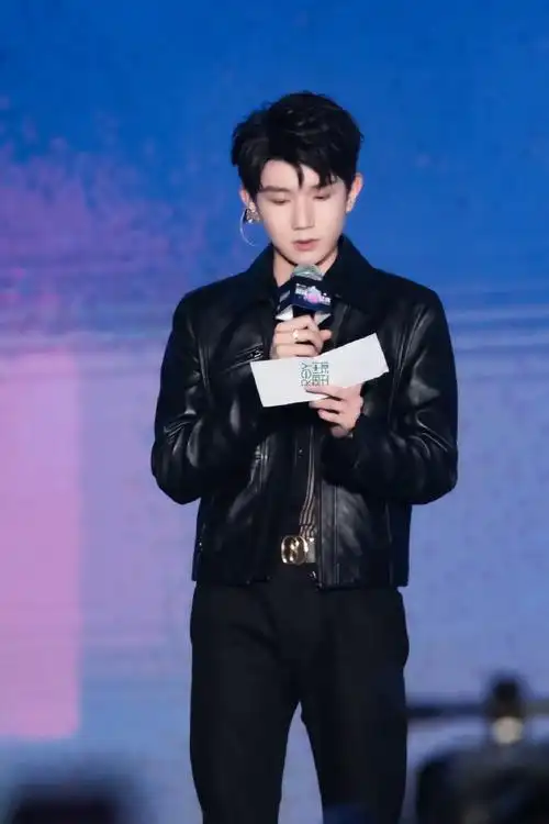 王源出席qq音乐巅峰盛典##王源绿海