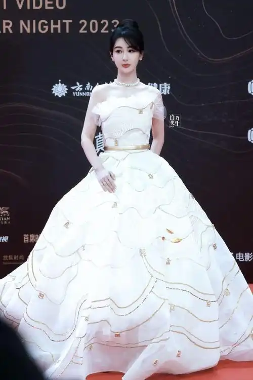 杨紫白色鎏金裙##夭柳红毯情侣装