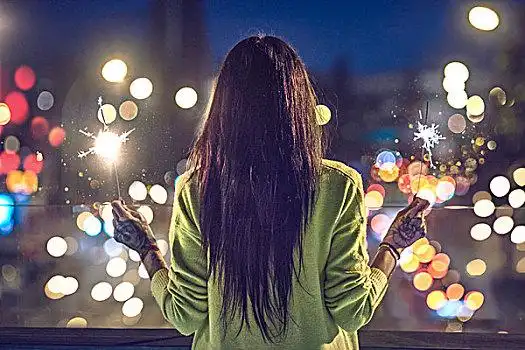 美女,户外,夜晚,拿着,照亮,闪闪发光,纹身,后视图