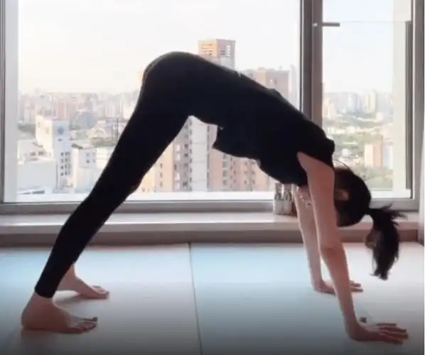 奚梦瑶日前在自己的社交媒体上发布了一组健身视频,并表示她正在为