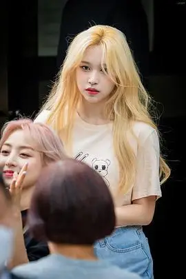 兄弟们进来发点女爱豆漂黄头发的图